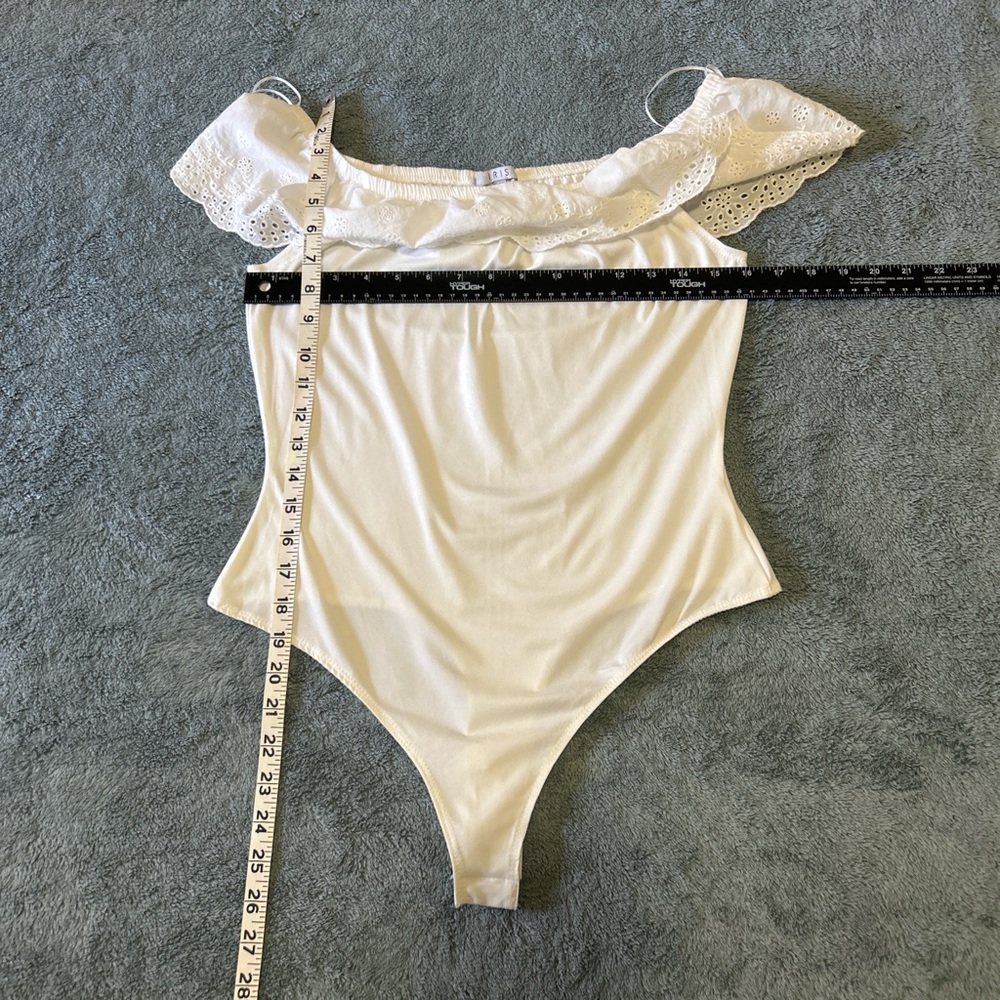 IRIS Off-White Eyelet Embroidered Off the Shoulder Ruffle Bodysuit Size Large - Picture 8 of 8